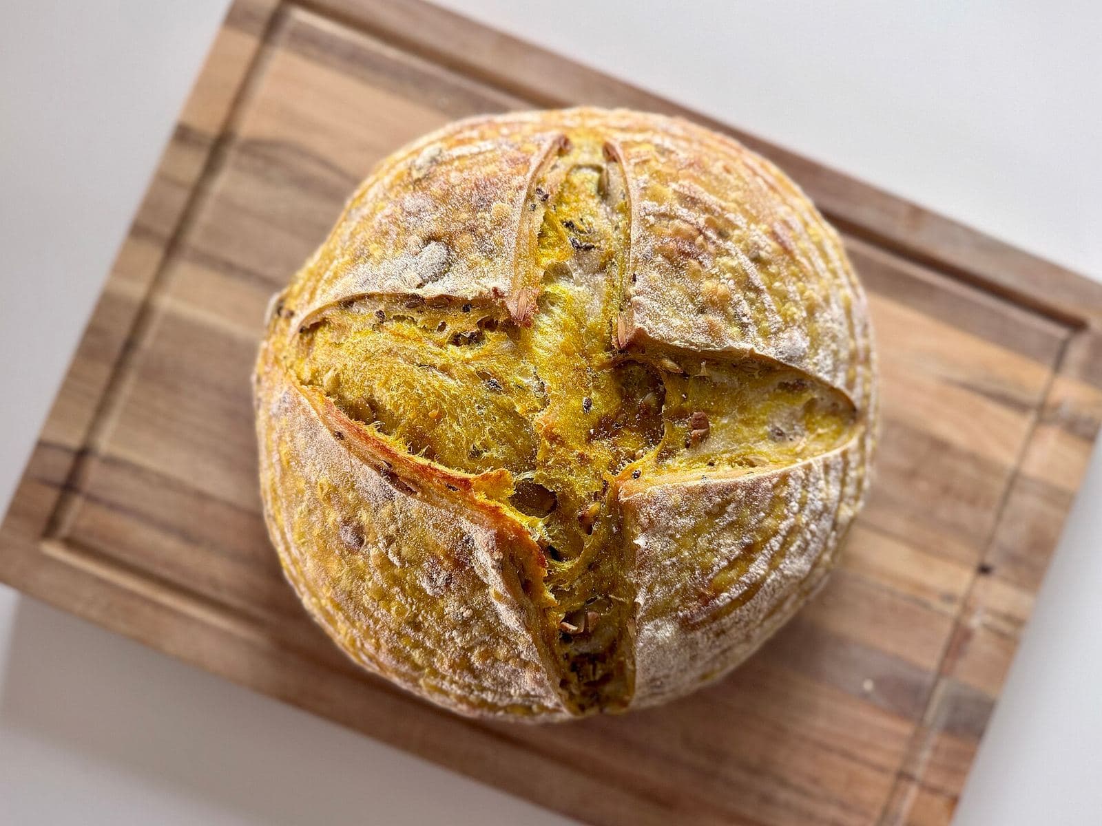 Kváskový chlieb a maslové croissanty